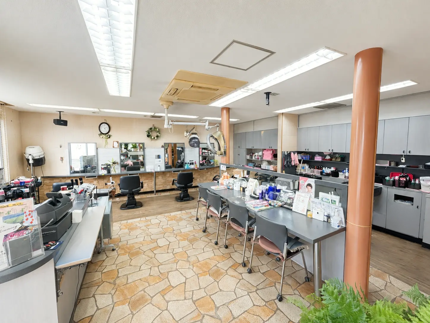 パレス美容室の受付と店内イメージ